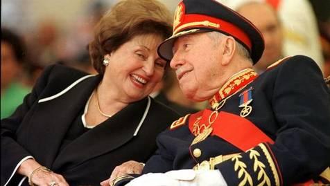 Lucía Hiriart cuando era primera dama, junto a su esposo, el dictador chileno Augusto Pinochet. (foto: Ansa)