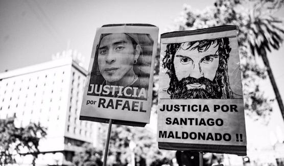 Los carteles exigiendo justicia por Rafael y Maldonado