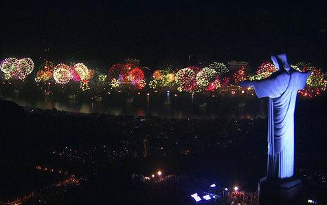 Rio iluminada por los fuegos aritificiales el año pasado