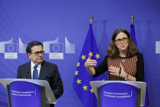 El ministro  Ildefonso Guajardo , y la Comisionada de Comercio de la Unión Europea (UE), Cecilia Malmstrom, en rueda de prensa