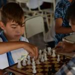 Los chicos aprenden a jugar al ajedrez