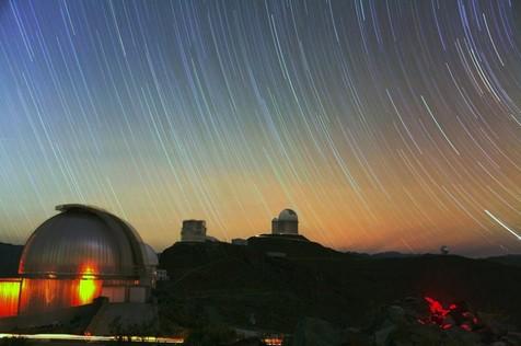 Una vista mágica del firmamento en el desierto de Atacama, Chile, con el observatorio en primer plano (foto: Ansa)