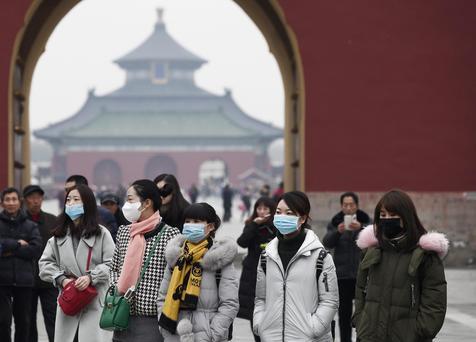 Un grupo de mujeres chinas se protege de la contaminación ambiental que reina en Pekín (foto: ANSA)