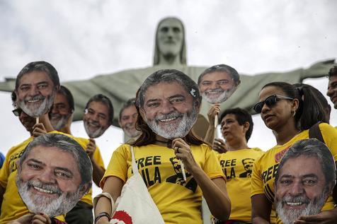 Manifestantes reclaman la libertad de Lula frente al Cristo Redentor, imagen emblema de Río de Janeiro. (foto: ANSA)
