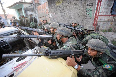 Operativo militar y policial contra el narcotráfico en una favela de Rio de Janeiro, Brasil (foto: ANSA)