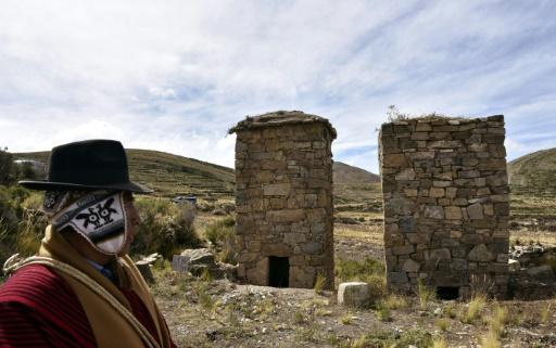 Torres funerarias preincaicas en el sitio arqueológico Qala Uta cerca de Quehuaya, Bolivia