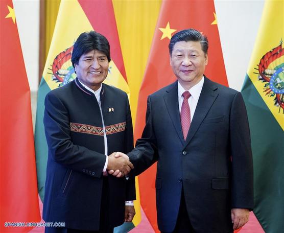 El presidente de China, Xi Jinping, estrecha la mano con el presidente de Bolivia, Evo Morales Ayma