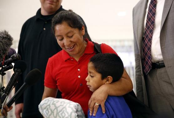 Mariana de Jesús Mejía-Mejía abraza a su hijo Darwin Micheal Mejia en una conferencia de prensa tras su reunión en el aeropuerto