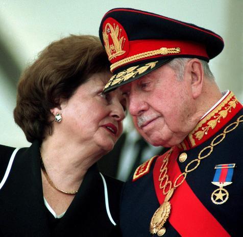 El genocida Augusto Pinochet y su esposa Lucía Hiriart (foto: ANSA)