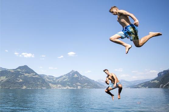 Dos hombres saltan al lago Lucerna en Suiza
