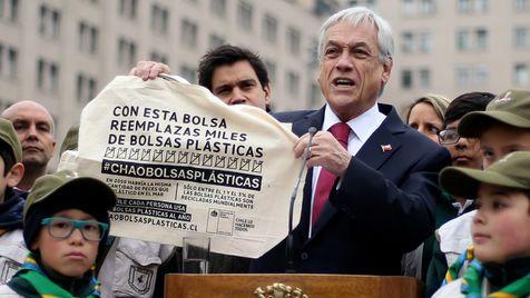 Sebastián Piñera y un adiós a las bolsas de plástico (foto: Ansa)