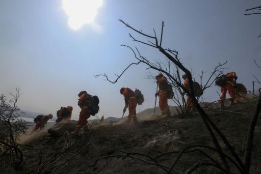 Bomberos intentan sofocar el incendio Holy, en el sur de California