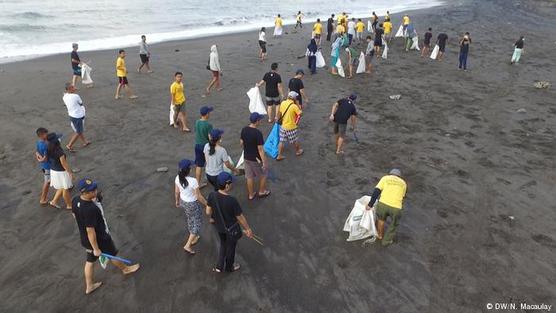 Limpian las playas de Bali