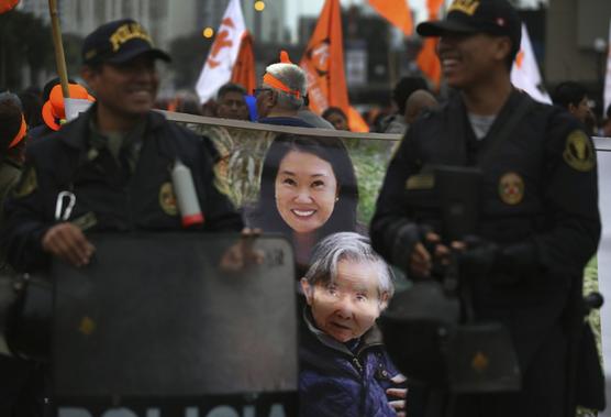 Keiko y su padre Alberto Fujimori, ayer en Lima