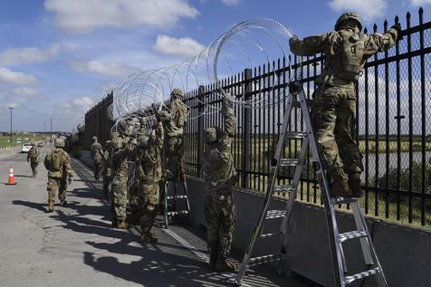 Soldados estadounidenses en la línea fronteriza con México se preparan para el arribo de migrantes centroamericanos (foto: ANSA)