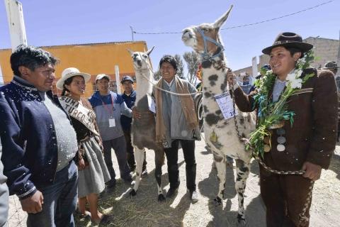Morales conversa con los expertos llegados a Oruro