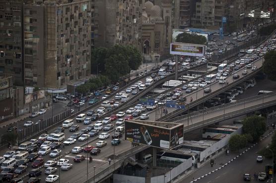 El intenso tránsito en un puente de El Cairo