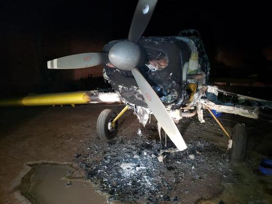 Una de las avionetas quemadas