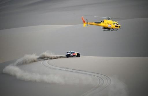 Carlos Sainz, y su copiloto, Lucas Cruz, corren por las dunas de Tanaca el año pasado