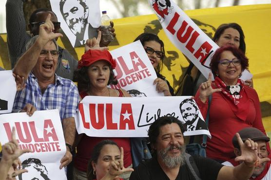 Simpatizantes de Lula se manifiestan frente al Supremo Tribunal Federal en Brasilia, ayer