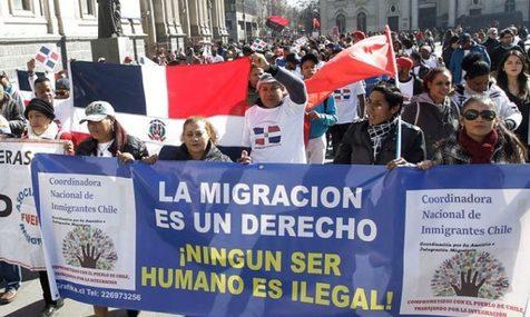 Una manifestación en defensa de los derechos de los inmigrantes en Santiago de Chile (foto: Ansa)