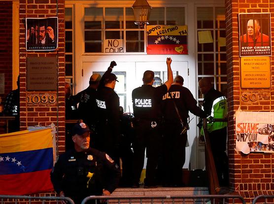 Policías norteamericanas allanan la embajada venezolana