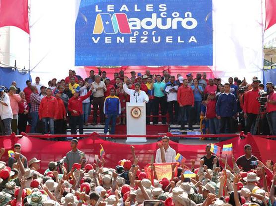 Maduro habla a una multitud, ayer en Caracas