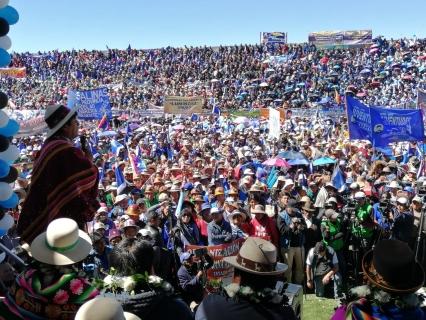 Evo Morales ante una multitud en Orinoca