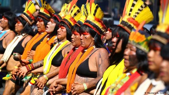 Mujeres indígenas protestan contra política de Bolsonaro