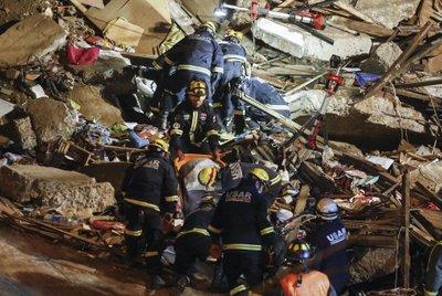 Los bomberos rescatan dos cuerpos de una casa derrumbada en Valparaíso, ayer