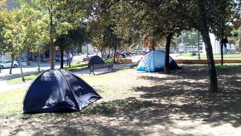 No es un camping, es un espacio verde en Santiago de Chile, con personas sin tecfo. Foto difundida en redes sociales(foto: Ansa)