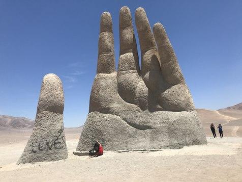La Mano del Desierto de Mario Irarrázabal (foto: Ansa)