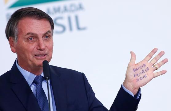 Jair Bolsonaro muestra las palabras 'Patria, familia, Dios' que llevaba escritas en la palma de la mano