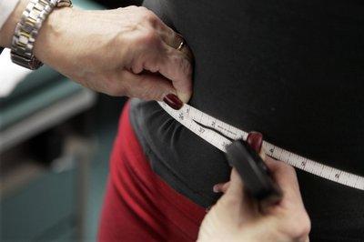 Una persona toma medidas a otra durante un estudio de obesidad en Chicago