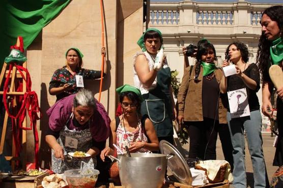 Las mujeres organizan distribuir comida para todos