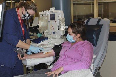 ubrie Cresswell, de 24 años, dona plasma de convaleciente en el Blood Bank of Delmarva Christiana Donor Center en, Newark
