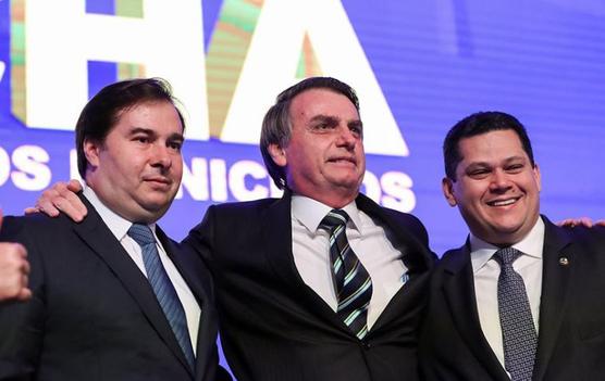 Bolsonaro con diputados y senadores de su partido