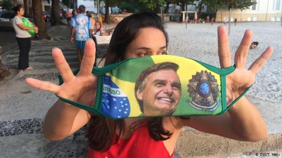 Un tapaboca con la foto del delirante de Bolsonaro