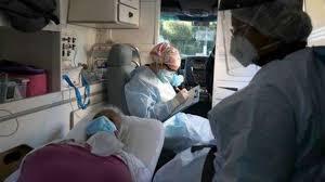 Paciente en camilla dentro de una ambulancia, en Sao Paulo, Brasil.