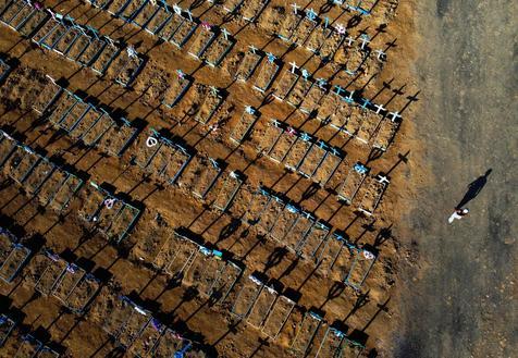 Vista aérea de las tumbas comunitarias en Manaos de las víctimas del Covid-19. (foto: ANSA)