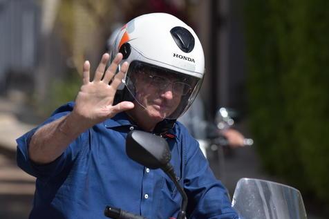 Bolsonaro llega en moto a su despacho