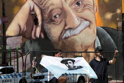 Pared con la imagen de Mario Benedetti en Montevideo (foto: ANSA)