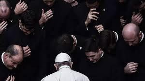Francisco reza con un grupo de sacerdotes al término de una audiencia pública restringida