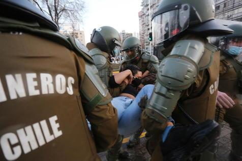 La violencia policial desata una crisis recurrente en Chile (foto: ANSA)