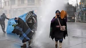 Carabineros lanzan gases para dispersar a mapuches