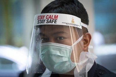 Un trabajador de la salud recoge muestras para pruebas de coronavirus en las afueras de Kuala Lumpur en Malasia 