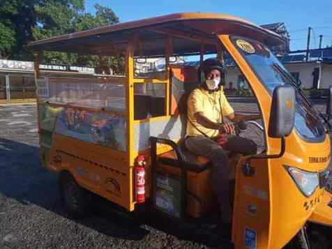Taxis eléctricos conducidos por mujeres, novedad en La Habana (foto: Ansa)