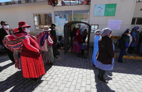 Espera para recibir atención en un hospital de La Paz (foto: ANSA)