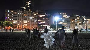 Un puñado de personas celebran el Año Nuevo en la playa de Copacabana, en Rio de Janeiro, en la noche del jueves
