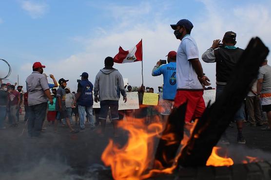 Trabajadores agrícolas bloquean un tramo de la Carretera Panamericana Sur en Viru, al norte de Lima